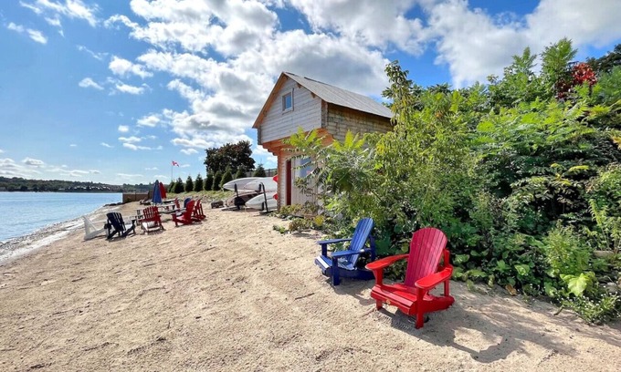 Penetanguishene Cottage | Lakefront Retreat- Private Beach, up to 30 Guests!