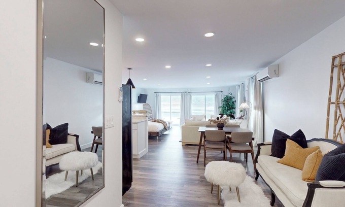 Dundee Apartment | Lakefront retreat at out stylish studio apartments!
