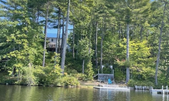 East Wakefield House | Lakefront Retreat! Dog Friendly!