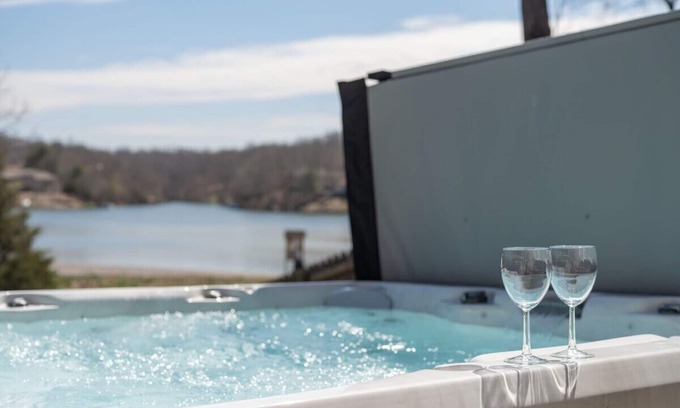 Bella Vista House | Lakefront Retreat: Hot Tub, Kayaks & Games