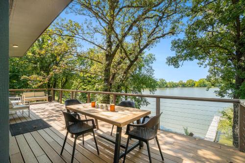 Jackson House | Lakefront Retreat~Hot Tub~Game Room~Fire Pit~ BBQ