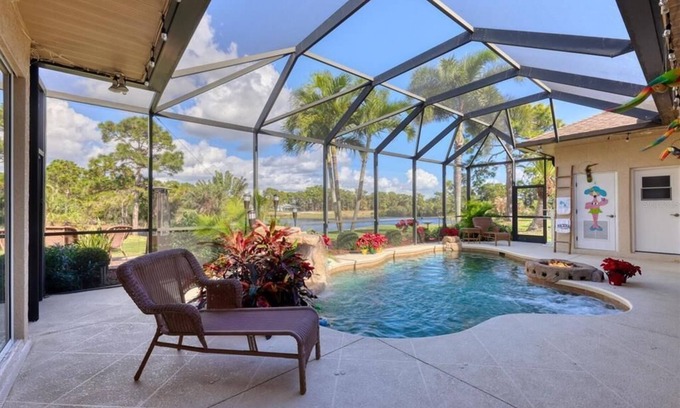 Broadmoor Villa | Lakefront Retreat, full refund*, heated pool, sleeps 6