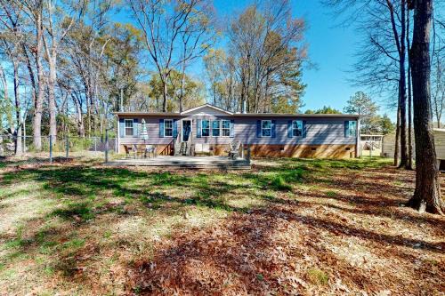 Saluda House | Lakefront Retreat