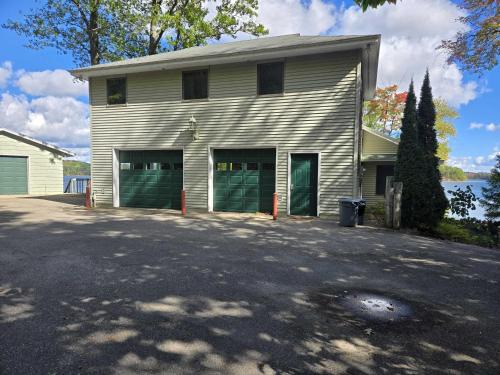 Traverse City House | Lakefront Serenade