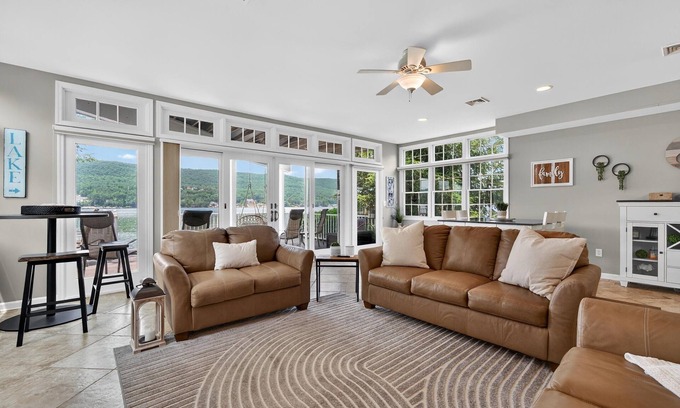 Hewitt House | Lakefront | Sleeps 10 Docks Kayaks Fire Pit