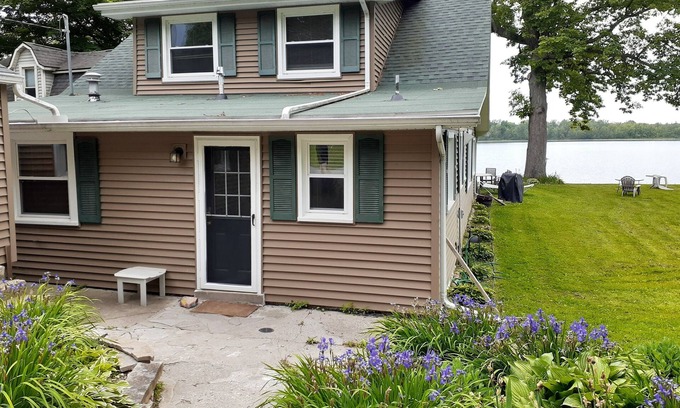 Laingsburg House | Lakefront sleeps 4-6. MSU events, weddings, golf, close to East Lansing. FISH!