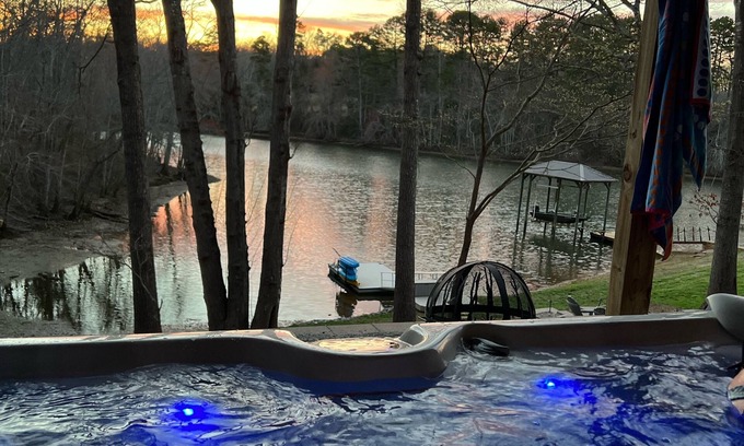 Claremont House | Lakefront- Stay, Soak, Paddle, Play & Relax! On Lake Lookout in Catawba, NC