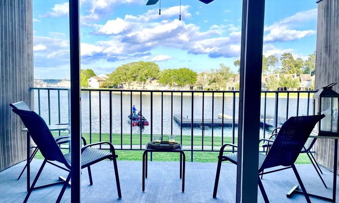 Walden on Lake Conroe Condo | Lakefront Sunrise Retreat