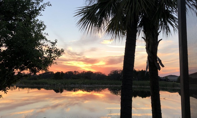 Loughman House | Lakefront Sunsets, Private Pool, Lazy River, Clubhouse & 24~7 Owner Support