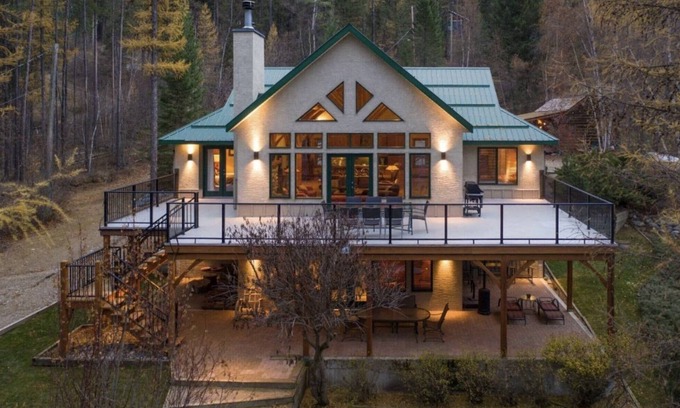 East Kootenay Cabin | Lakefront Tie Lake l Hot Tub l Pool Table l A/C