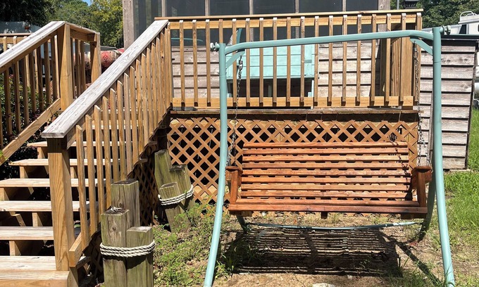 Summerton Cabin | Lakefront tiny cabin amazing view on Lake Marion! Pet friendly & sleeps 6