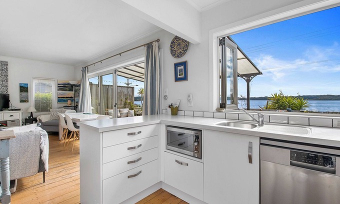 Rotoma House | Lakefront Treasure - Lakefront Rotomā Holiday Home