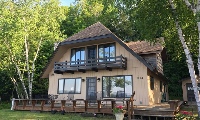 Frankfort House | Lakefront Cottage on the South Shore of Crystal Lake