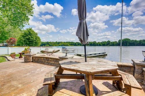 Howe House | Lakefront Vacation Rental about 10 Mi to Shipshewana!