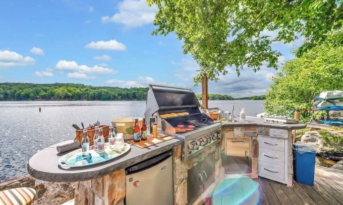 Lake Ariel House | Lakefront + Views + 5 Bdrm + Kayaks + Out. Kitchen