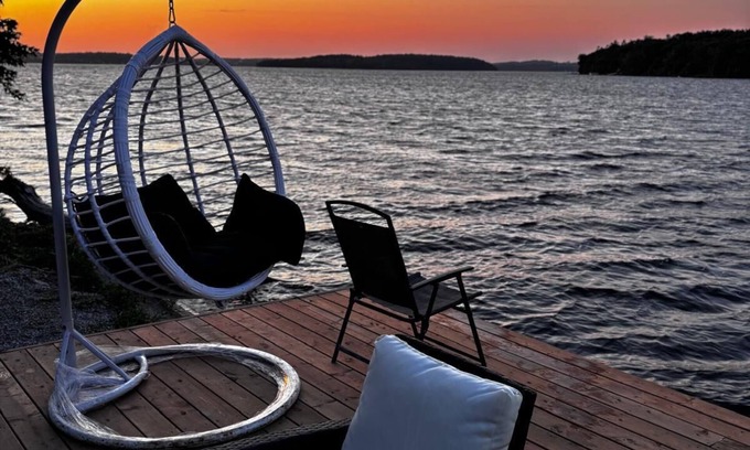 Roseneath House | Lakefront w/5 Bedrooms+Jacuzzi + Game Tables