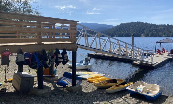 Youbou Cottage | LAKEFRONT -w- HOT TUB 100+yr Old Railway Cottage