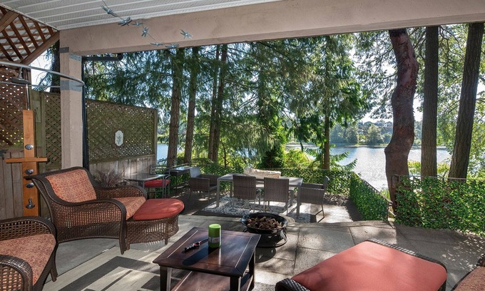 Langford House | Lakefront/water activities/private/wifi/high cleaning standards/peaceful