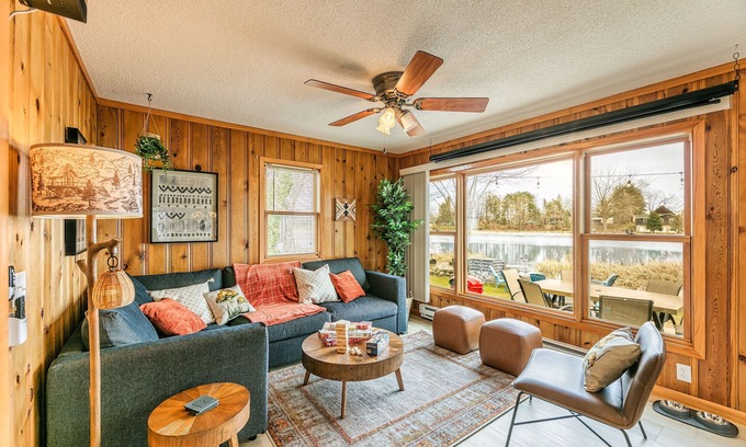 Lindstrom Cabin | Lakefront, wildlife Cabin retreat - Pelican Bay Cabin