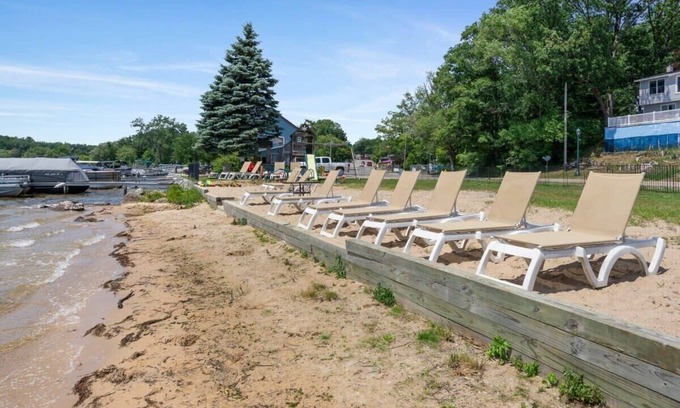 Mayfield Apartment | Lakefront with balcony and beach access