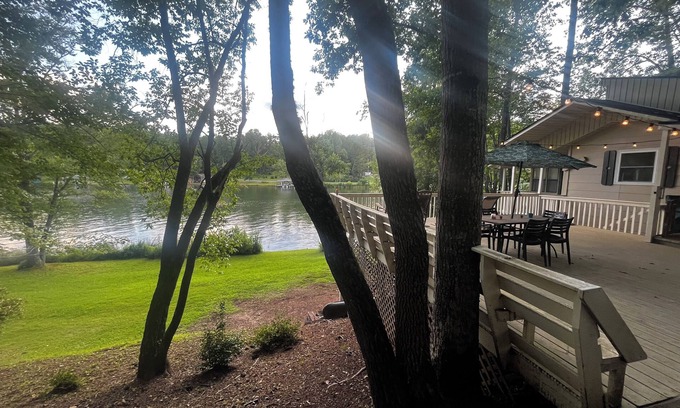 Tamassee House | LAKEHOUSE 2-bedroom with dock and outdoor dining in Tamassee