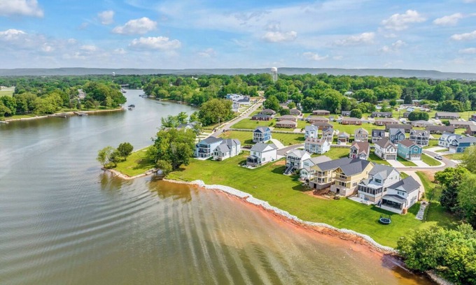 Winchester House | Lakehouse 4BR4BA FreeKayaks 2Kitchen DoubleDeck SwimPool BoatRamp FamilyVacation