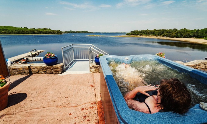 Pontoon Apartment | Lakehouse Apartment With Hot Tub & Sauna , Stunning Views On The Lake