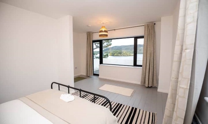 Corofin House | Lakehouse Art Deco retreat