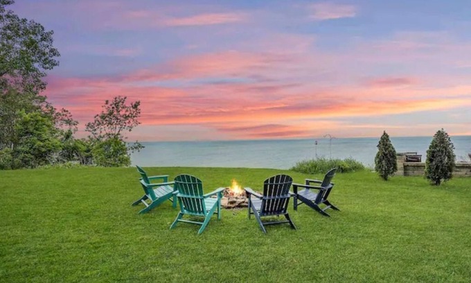 Willobee On The Lake House | LakeHouse at Sunset Park