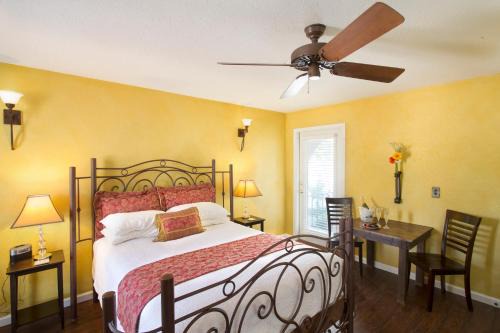 Canyon Lake Bed & Breakfast | Lakehouse Bed and Breakfast