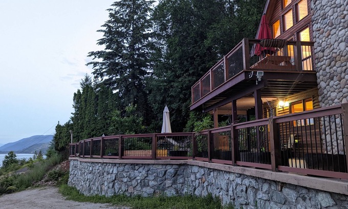 Central Okanagan Cottage | Lakehouse - Chalet