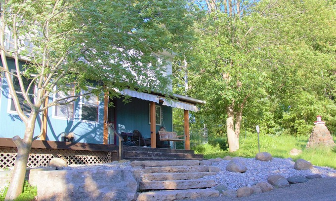 South Bruce Peninsula Ski Chalet | LAKEHOUSE CHALET on Sky Lake, 5 Bed, Majestic Sunsets and Spacious living