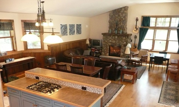 Eidelweiss Village House | Lakehouse Heaven (with new hot tub!)