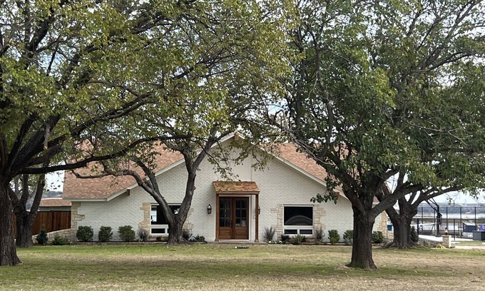 Azle House | Lakehouse on Eagle Mountain - Family Fun or Pickleball Getaway! NEW full Remodel