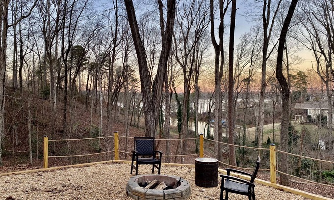 Gainesville House | Lakehouse Retreat- Lake access, dock, hot tub, firepit, newly renovated kitchen