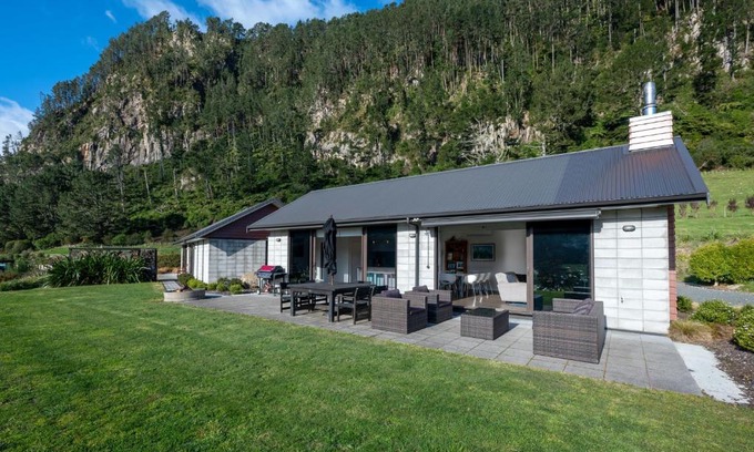North Island House | Lakehouse Retreat - Whakamaru Holiday Home