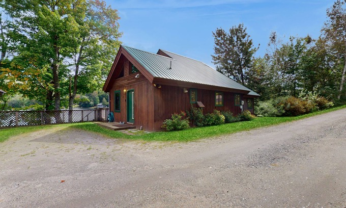 Eden House | Lakehouse, waterfront, dock, kayaks, wifi, grill, outdoor dining, ping-pong, w/d