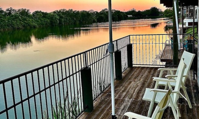 El Lago House | Lakehouse with Hot Tub and Decks