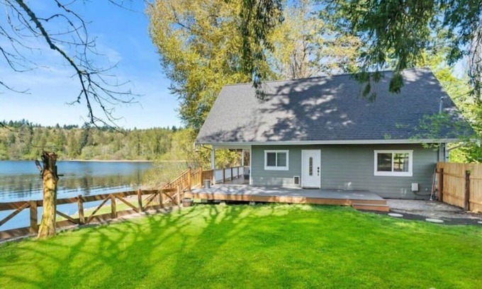 South Colby House | Lakehouse With Hot Tub, Covered Patio, Outdoor Fire-pit and BBQn