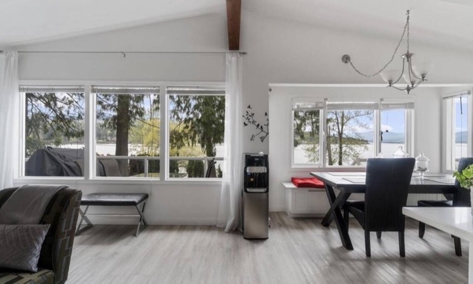 Blind Bay House | Lakehouse with Private Beach