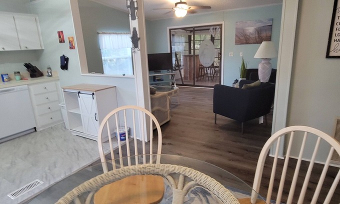 Fussels Corner House | Lakeland living in a safe golf community. Close to shopping and dining.