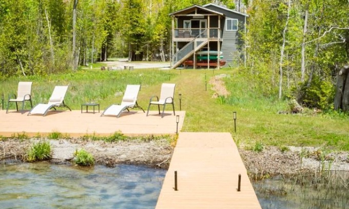 Alpena House | LakeLife, 4Q Bed, Wooded/Private, Kayaks, SpaShower, Luxe, Firepit, 2ndStoryDeck