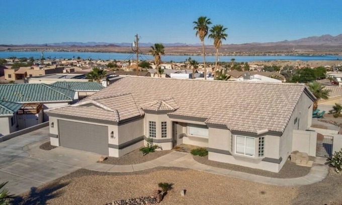 Lake Havasu City House | Lakelivin, boat parking, close to lake, heated pool