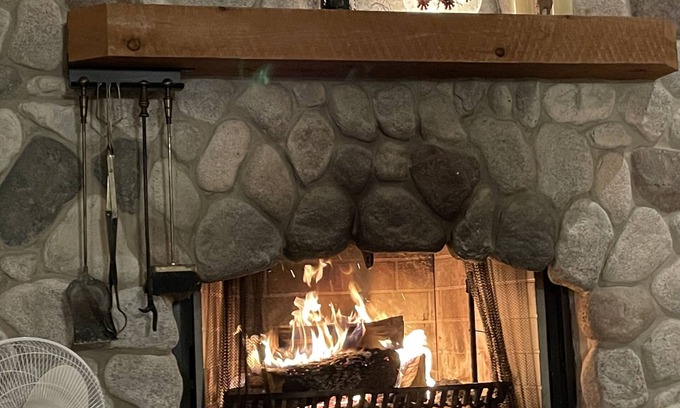 Crystal Falls House | LakEllen Cottages Main Guesthouse on Lake Ellen