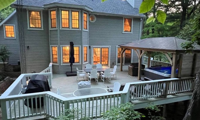 Coloma House | LakePath Beach House - walk to beach, hot tub, pets