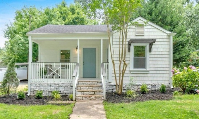 Cartersville House | Lakepoint Landing 2B-2B 3Tvs close to highway I-75 1 king size bed