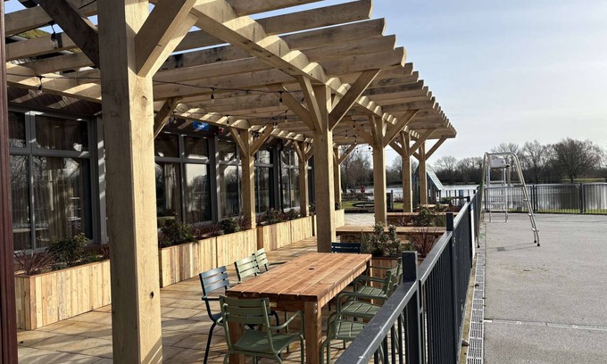 Ampney Crucis House | Lakes End, on the edge of Lake Mallard