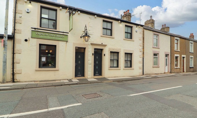 Carnforth Cottage | LAKES VIEW APARTMENT 1, romantic, with hot tub in Carnforth