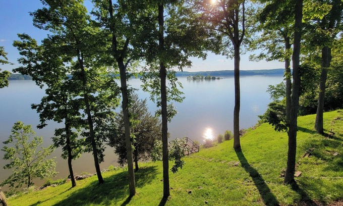 Cadiz Cottage | Lakeshore Cottage in Cadiz, Ky has waterfront panoramic views of Lake Barkley!