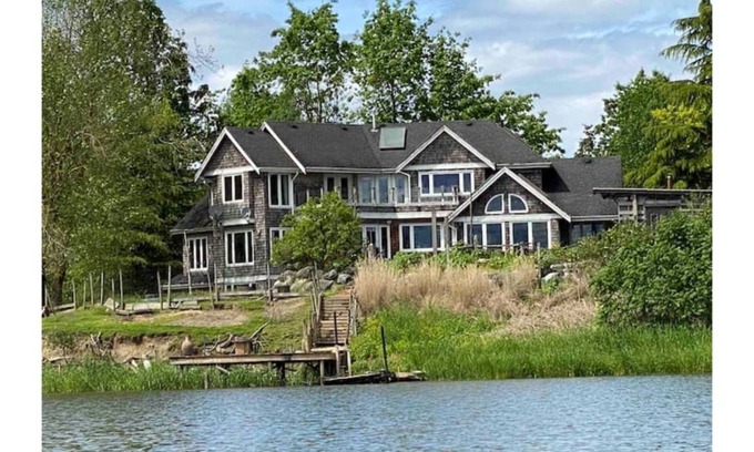 Hatzic House | Lakeshore "Holleyville" Countryside Farm House